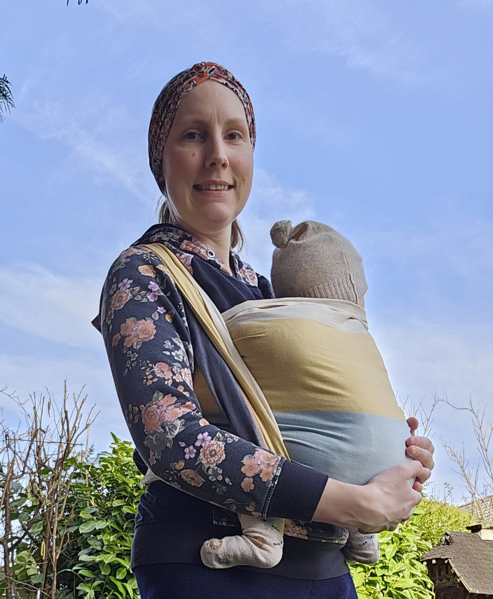 Foto von Lisa Funke beim Tragen ihres Babys im Tragetuch